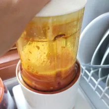 Blender halus cabe dan terasi lalu sisihkan.