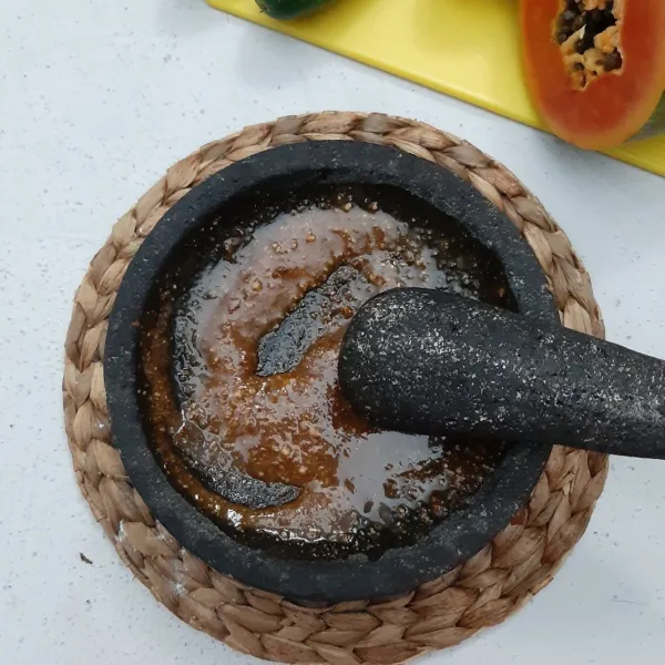 Tambahkan gula jawa dan air asam. Haluskan dan koreksi rasanya.