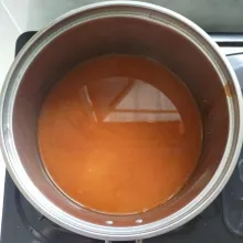 Rebus air, masukkan cabe yang sudah dihaluskan tadi. Beri garam, gula pasir, gula merah, cuka dan air asam Jawa. Masak hingga mendidih dan gula larut kemudian matikan api dan dinginkan.