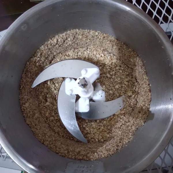 Kacang tanah digoreng tanpa minyak lalu diblender.