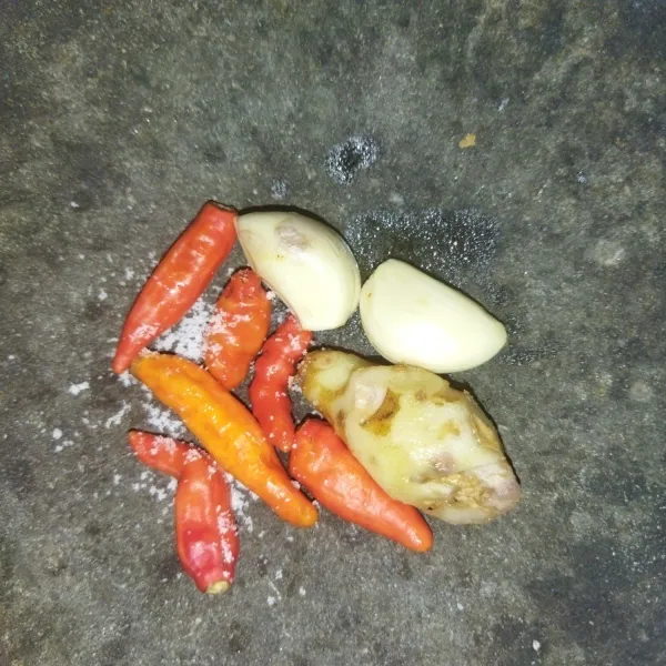 Bumbu kacang : siapkan cobek, masukkan cabe rawit, bawang putih, kencur dan garam lalu haluskan.