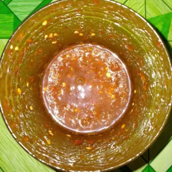 Blender cabe besar, cabe rawit, terasi dan gula merah.