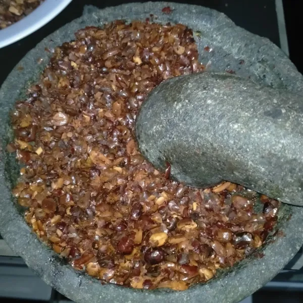 Haluskan kacang yang sudah di goreng. Bisa juga di blender halus.