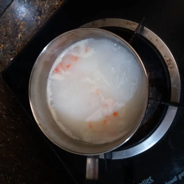 Masukkan sisa bahan-bahan, aduk rata. Masak sebentar, matikan kompor lalu diamkan hingga suhu ruang.