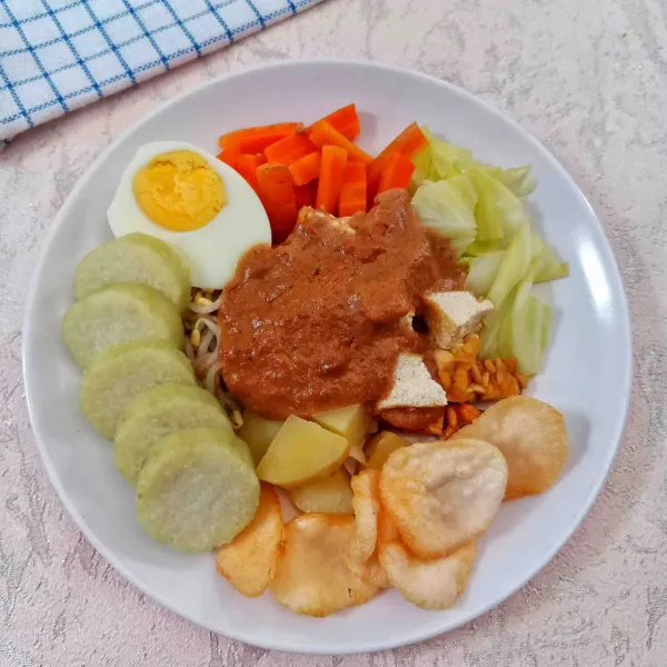 Sajikan gado-gado dengan kerupuk.
