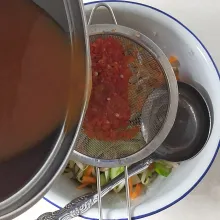 Masukkan bahan kuah dan saring supaya tidak ada biji cabenya.