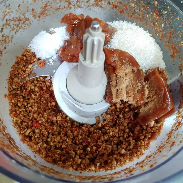 Setelah kacang cukup halus masukan gula merah yang sudah di sisir,garam,gula pasir dan air asam jawa haluskan kembali hingga bumbu tercampur rata.