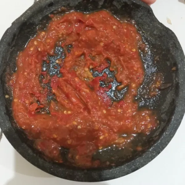 Ulek sampai halus. Beri kucuran air jeruk nipis, atau dibejek jika suka. Aduk asal rata. Koreksi rasa.