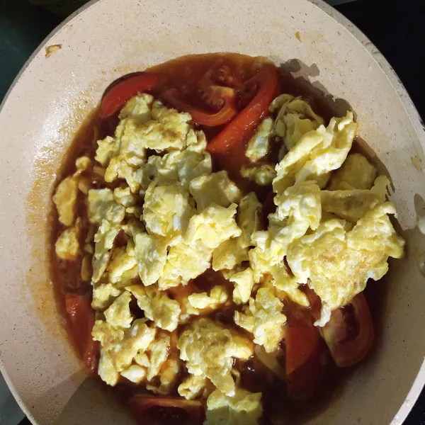 Kemudian masukkan saus tiram, garam dan penyedap jamur, kecap asin lalu orak arik telur. Aduk sampai rata.