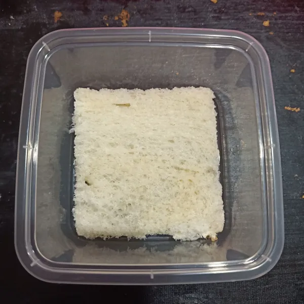 Letakkan 1 lembar roti tawar pada cup yang digunakan.