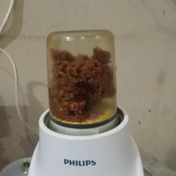 Blender bumbu yang sudah digoreng. Tambahkan gula merah, asam, daun jeruk dan garam. Blender hingga halus.