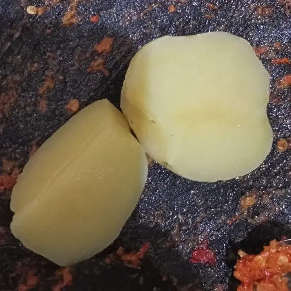 Haluskan juga kentang yang sudah direbus.