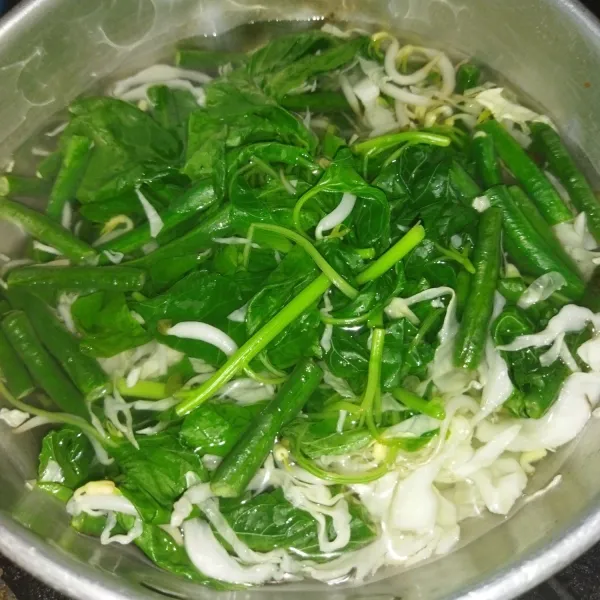 Masak hingga mendidih kembali, lalu matikan api. Angkat dan tiriskan.