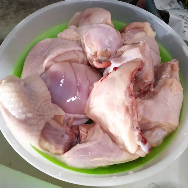 Potong-potong daging ayam, lalu cuci hingga bersih.