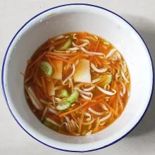Diamkan hingga 1 jam agar bahan kuah meresap, sajikan dingin lebih enak lalu tambahkan bahan pelengkap dan siap disajikan.