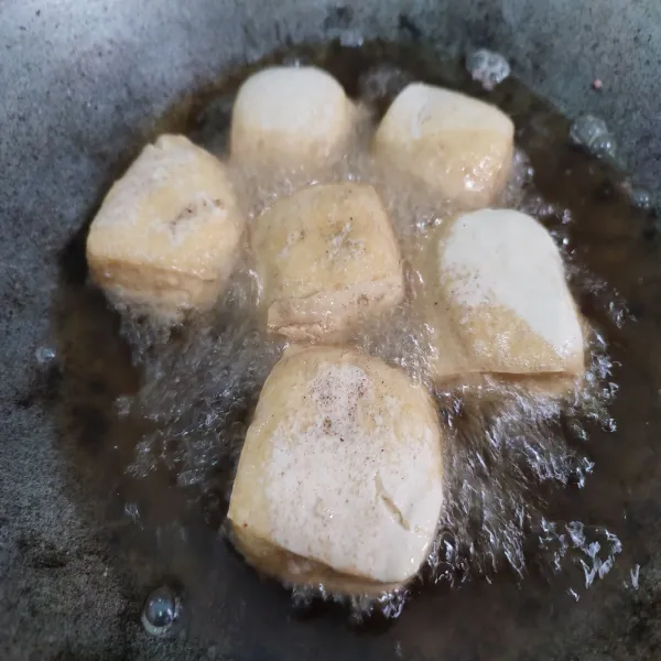 Goreng tahu hingga kuning kecoklatan, angkat.