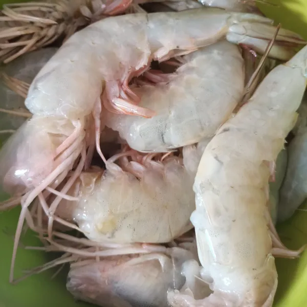 Bersihkan udang dari kepala dan kotoran, cuci dan beri perasan jeruk nipis, sisihkan.