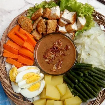 Rebus semua sayur dan siapkan lauk seperti tahu, tempe dan telur. Siap dihidangkan.