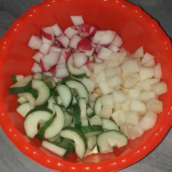 Siapkan buah, cuci bersih kemudian potong sesuai selera.