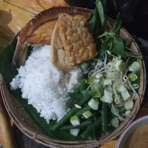 Ambil secukupnya nasi, beri sayuran, kemangi, irisan mentimun dan pelengkapnya.