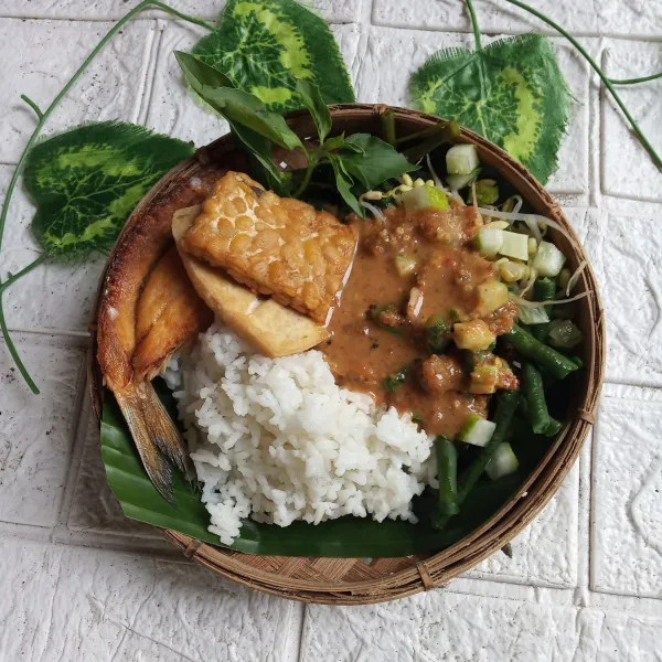 Siram dengan bumbu pecel dan sajikan.