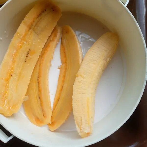 Celupkan potongan pisang.