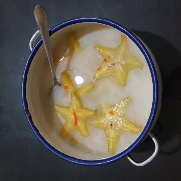 Tata belimbing di wadah, tuang kuah creamy. Simpan dalam kulkas hingga dingin.