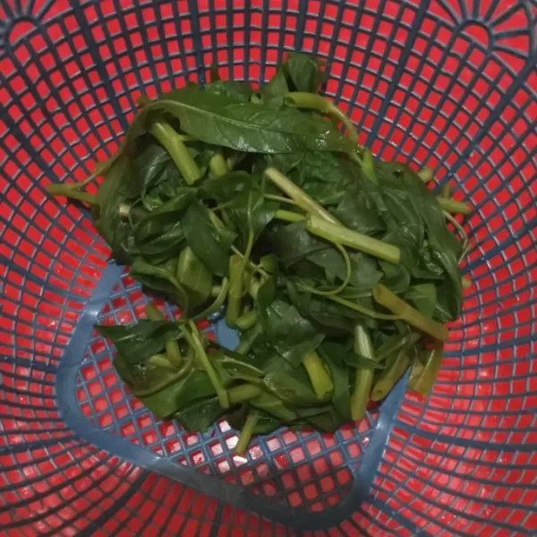 Angkat dan tiriskan kangkung. Boleh agak diperas supaya airnya asat. Sisihkan.