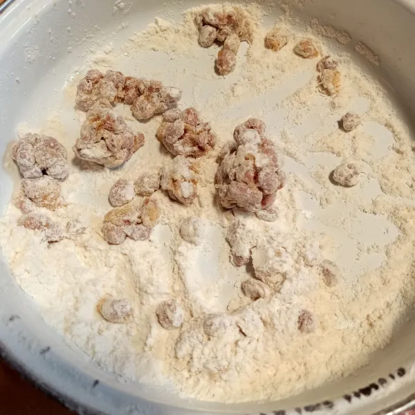 Kemudian masukan lagi kacang ke dalam tepung kering sambil dipisah-pisahkan supaya tidak bergumpal dan cubit perlahan seperti membuat ayam kentucky.