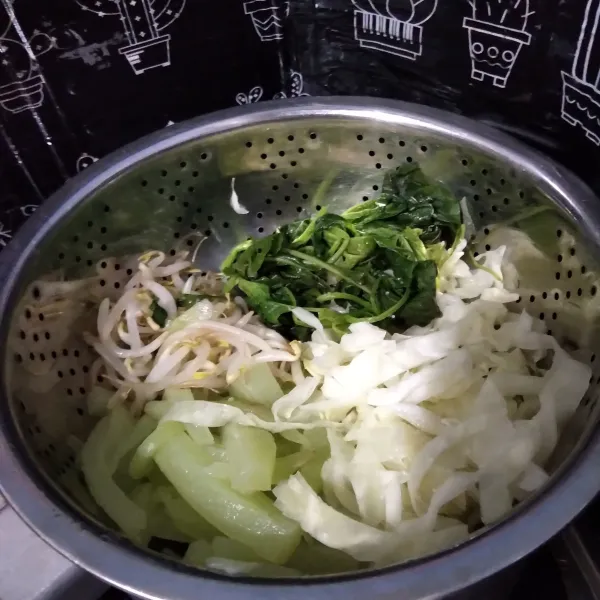 Kukus sayuran berturut-turut waluh, kol dan terakhir bayam dan tauge.