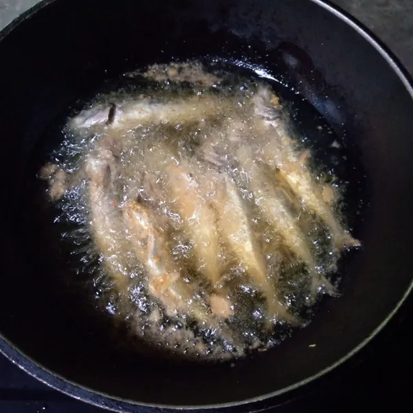 Panaskan minyak goreng,goreng ikan lebih dulu hingga matang.