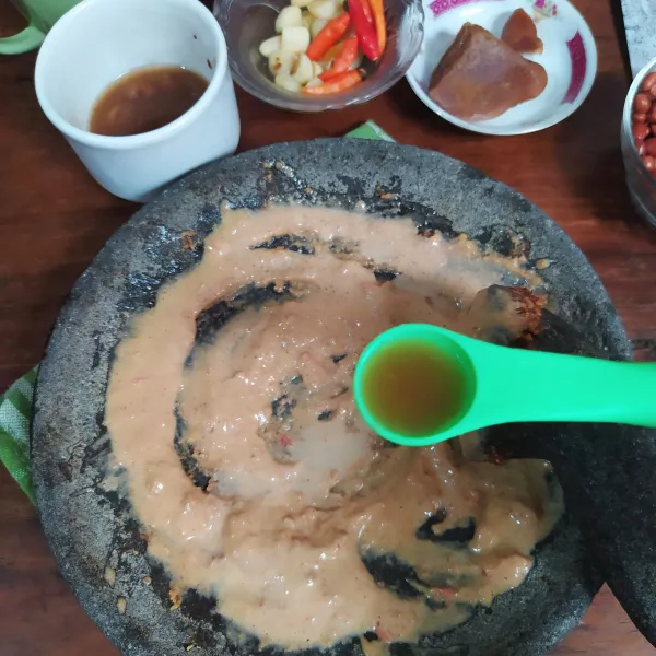 Beri air hingga kekentalannya pas lalu tambahkan air asam jawa, aduk rata.