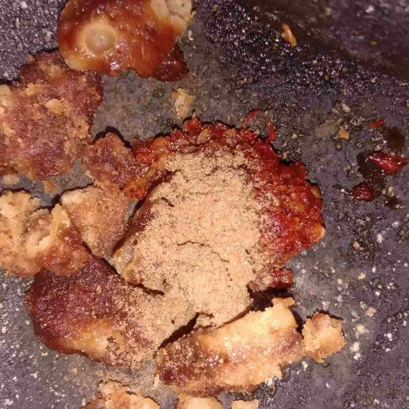 Uleg cabe, gula Jawa, asam dan garam hingga menyatu.