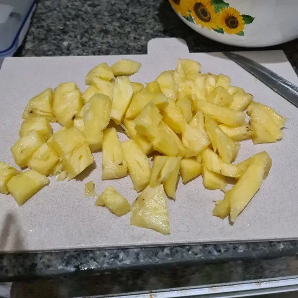 Potong nanas sesuai selera.