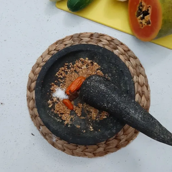 Beri cabai rawit, garam dan terasi. Haluskan kembali.