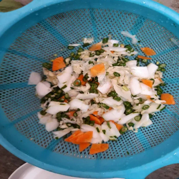 Siapkan dan cuci bersih sayuran.