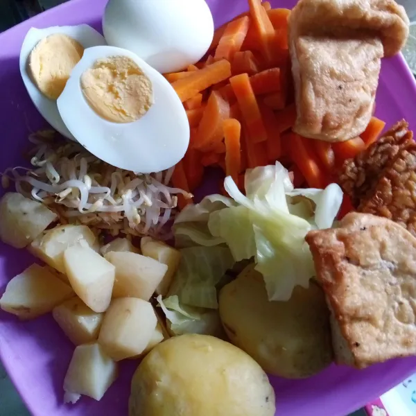 Siapkan semua bahan sayur, telur, tahu dan tempe.