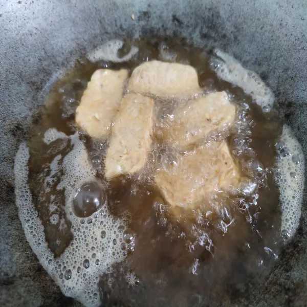 Goreng tempe hingga kuning kecoklatan, angkat dan tiriskan.
