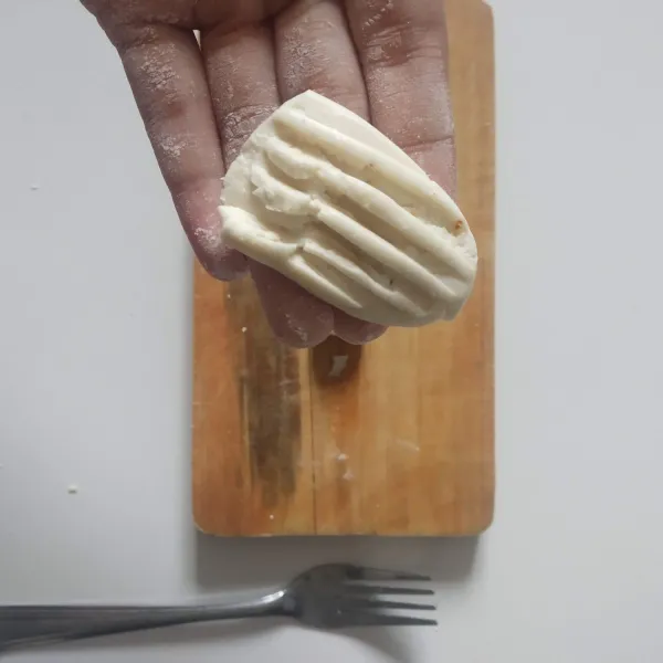 Bentuk adonan menggunakan garpu, kemudian lakukan sampai habis.