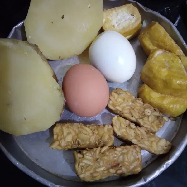 Rebus telur dan kentang. Lalu goreng tahu dan tempe.