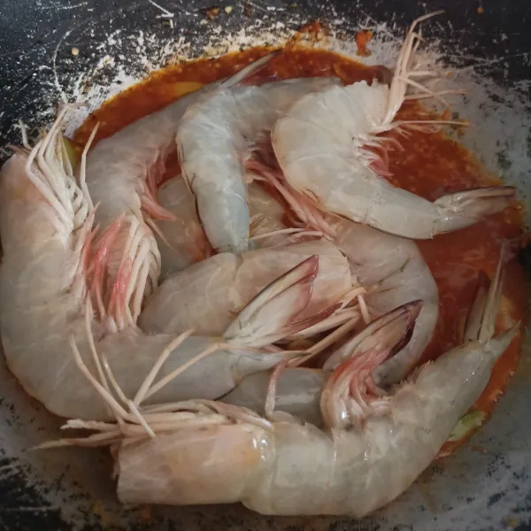 Masukkan udang, aduk rata. Tambahkan gula, garam, kaldu, aduk merata semuanya.