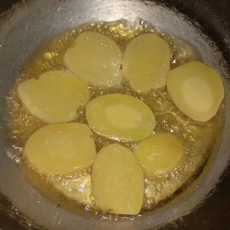 Goreng kentang yang sudah di cuci bersih sampai matang dan empuk.