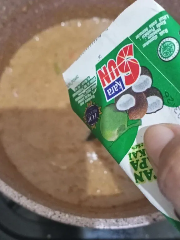 Masak hingga mendidih lalu tambahkan santan.
