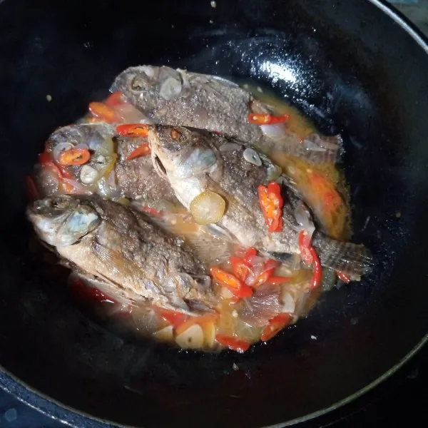 Masukkan ikan sambil dibumbui garam,gula pasir dan kaldu bubuk secukupnya,masak hingga meresap dan cicipi rasanya.