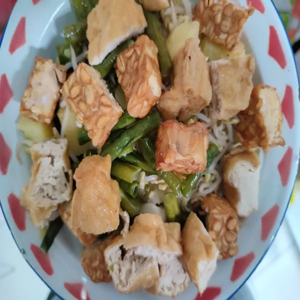 Masukkan semua bahan sayur, tahu, tempe dan kentang rebus ke dalam piring saji. Lalu siram dengan bumbu ulek, sajikan dengan telur rebus dan kerupuk bawang jika suka.