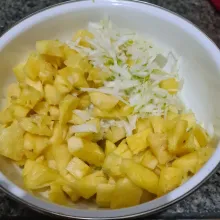 Masukkan semua buah dalam mangkuk.
