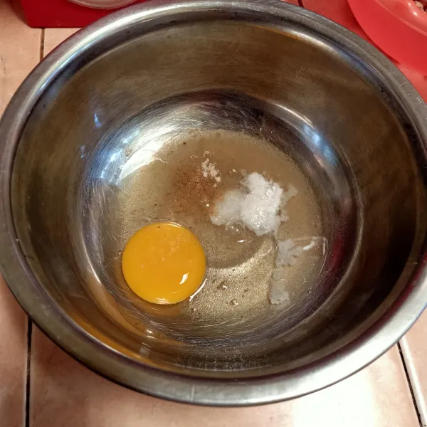 Kocok gula, telur, garam, baking powder dan penyedap. Aduk rata sampai gula larut, boleh pakai garpu atau whisker.