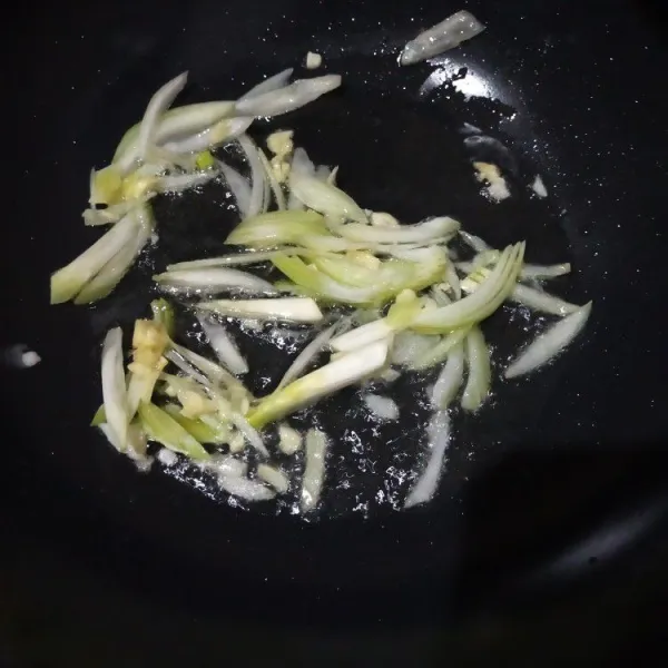 Tumis bawang bombay dan bawang putih hingga harum.