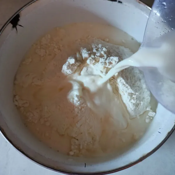 Campur tepung protein rendah dan susu cair, aduk rata dan tutup kain, autolysis selama 30 menit.