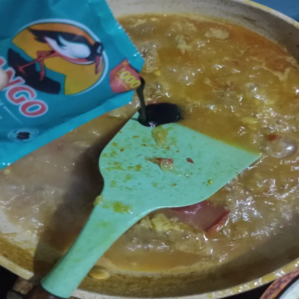 Setelah daging empuk masukkan kecap manis, gula pasir, dan garam, aduk rata. Masak hingga mendidih, lalu cicipi rasanya.